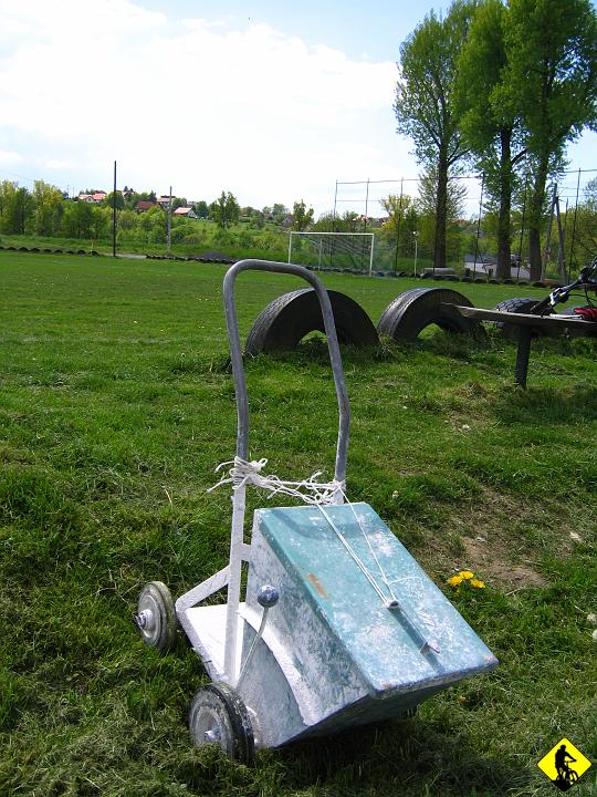 foto 122.jpg - i największej tamtejszej atrakcji- Boisko Sportowe! Gdybym chciał pokazać wam jak ktoś malował linie na nim, to musiałbym mieć szerokokątny obiektyw :))) by to ogarnąć :P